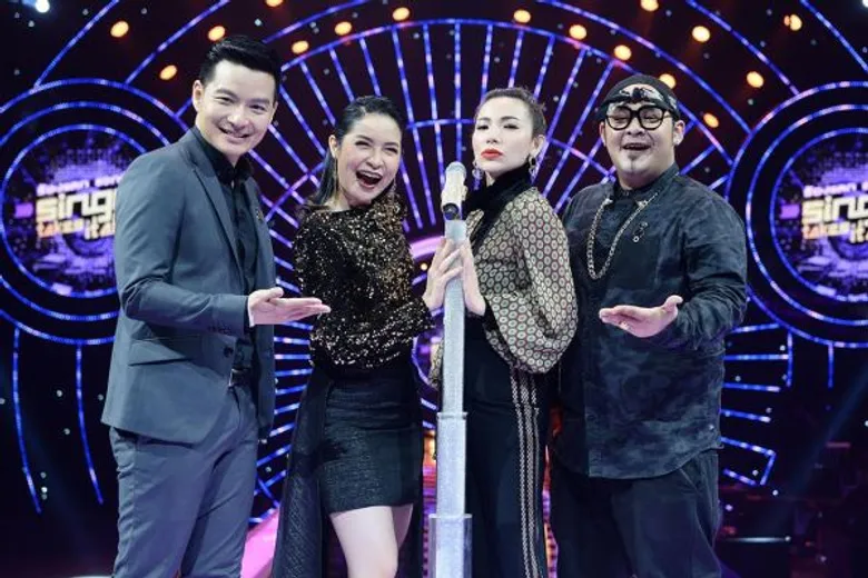 ทีวีไกด์: รายการ "ร้องแลก แจกเงิน Singer Takes It All" “ปุ้ม-เปรมสุดา” ฝ่าทุกสภาพอากาศ สวมร่าง ปรมาจารย์ ตัดสินเสียงร้อง!!!