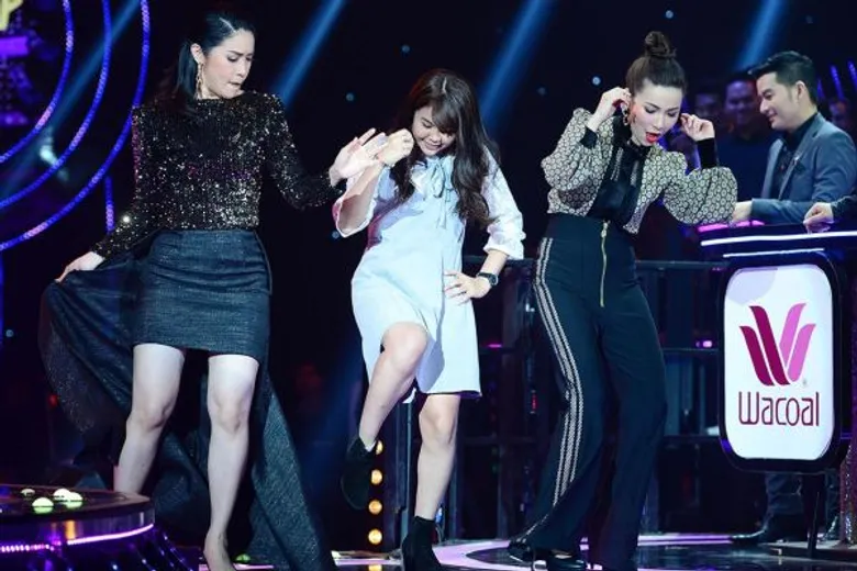 ทีวีไกด์: รายการ "ร้องแลก แจกเงิน Singer Takes It All" “ปุ้ม-เปรมสุดา” ฝ่าทุกสภาพอากาศ สวมร่าง ปรมาจารย์ ตัดสินเสียงร้อง!!!
