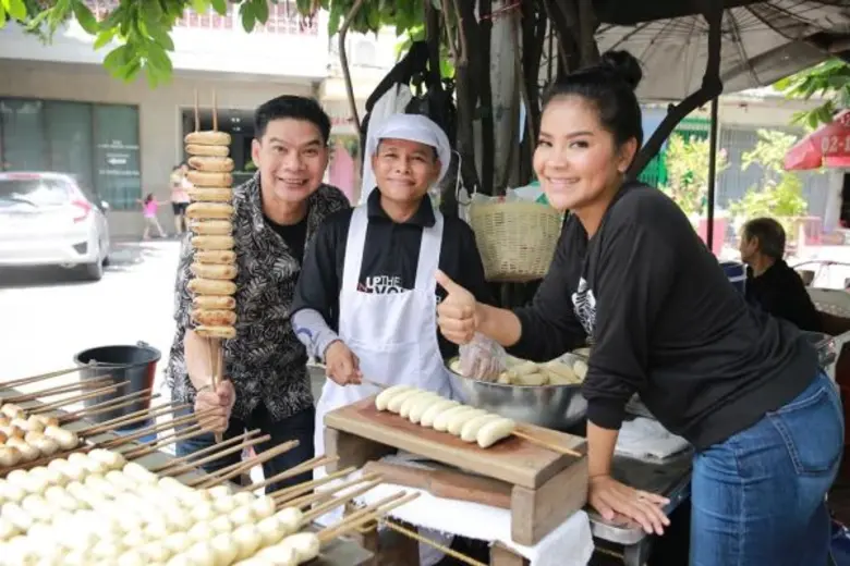 ทีวีไกด์: รายการ “ตลกแหลก” “ตั๊ก-นุ้ย” ตะลุยกินของอร่อยย่าน “ตลาดน้อย” แวะชิมของอร่อยเจ้าดังทั้งคาวหวาน ในรายการ “ตลกแหลก”