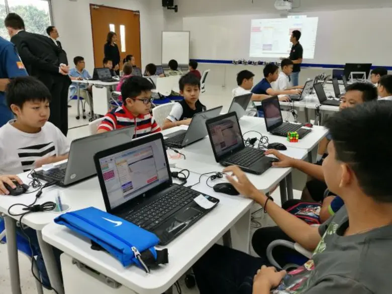 เด็ก GEN Z ยุคใหม่อยากตื่นไปเรียนหนังสือ เมื่อครูคนใหม่เป็นหุ่นยนต์