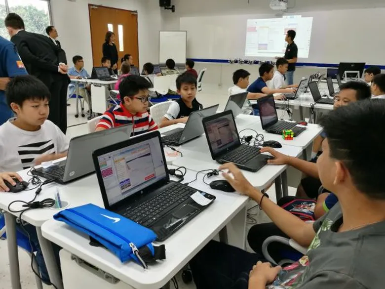 เด็ก GEN Z ยุคใหม่อยากตื่นไปเรียนหนังสือ เมื่อครูคนใหม่เป็นหุ่นยนต์