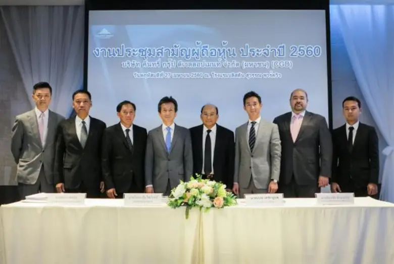 นายวิกรม คุ้มไพโรจน์ ประธานกรรมการ (กลาง)...