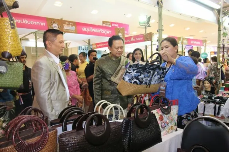 จังหวัดนนทบุรี ยกขบวนสินค้าOTOP มาภูเก็ต บุกตลาดพื้นที่นักท่องเที่ยวในงาน “วิถีนนท์ : เจ้าพระยาสู่อันดามัน ๒๕๖๐”