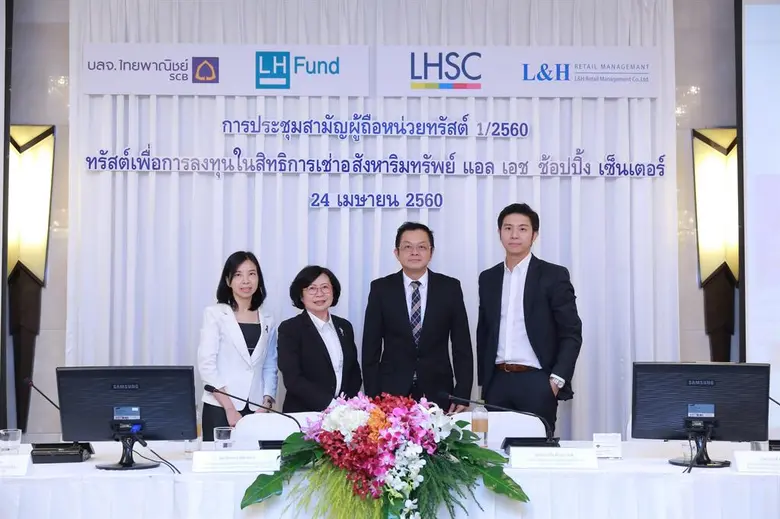 นางสาวเพียงดาว วัฒนายากร (ที่ 2 จากซ้าย) ...