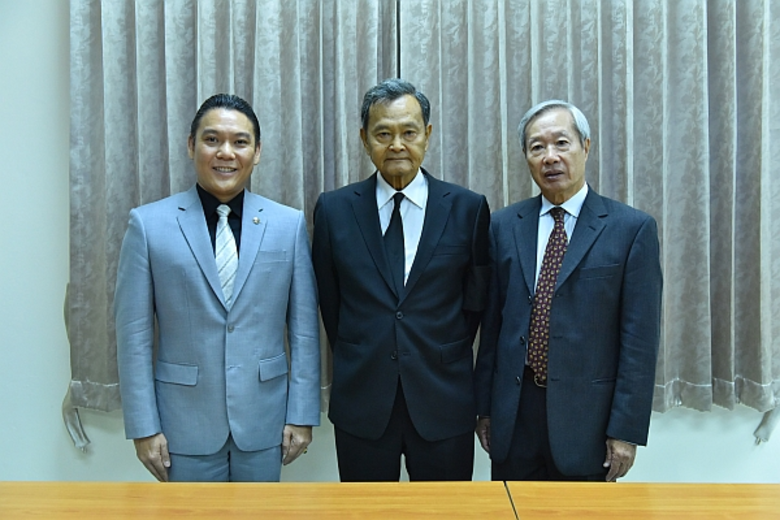 ดร.ชาญกฤช เดชวิทักษ์ (ซ้าย) รองประธานกรรม...