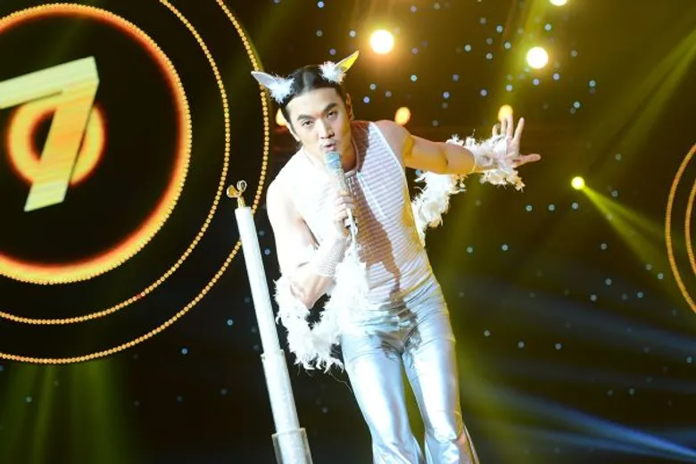 ทีวีไกด์: รายการ "ร้องแลก แจกเงิน Singer Takes It All" “ดีเจพล่ากุ้ง-วรชาติ” เล่นใหญ่ ออกตัวแรง เขาคือ ผู้ตัดสินหูเทพ!!! ในรายการ ร้องแลก แจกเงินฯ