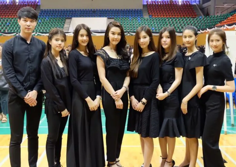 นักแสดง “โมโน ทาเลนท์ สตูดิโอ” ร่วมเป็นจิตอาสาประดิษฐ์ดอกไม้จันทน์ ถวายแด่ “พระบาทสมเด็จพระปรมินทรมหาภูมิพลอดุลยเดช”