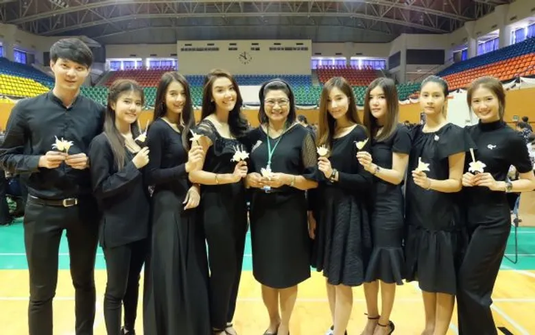นักแสดง “โมโน ทาเลนท์ สตูดิโอ” ร่วมเป็นจิตอาสาประดิษฐ์ดอกไม้จันทน์ ถวายแด่ “พระบาทสมเด็จพระปรมินทรมหาภูมิพลอดุลยเดช”