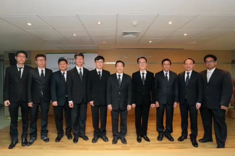 ศ.ดร.พรชัย ชุนหจินดา (ที่ 5 จากขวา) ประธานกรรมการ บ...