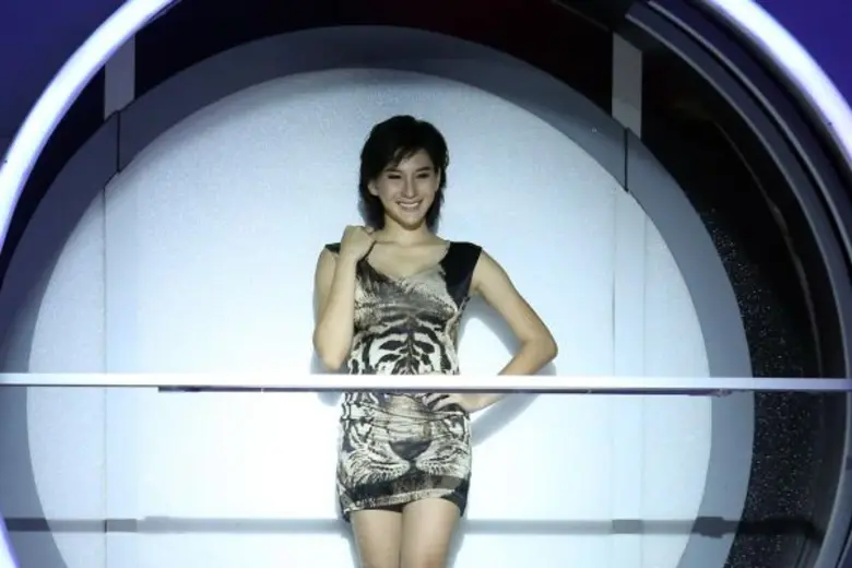 ทีวีไกด์: รายการ "The Love Machine วงล้อ...ลุ้นรัก" “แชมป์ - ชนาธิป” หา “สาวหน้าแสบ” เล่นบทตบจูบ ตีโจทย์ความฟินกระจาย! ใน “วงล้อ...ลุ้นรักฯ”
