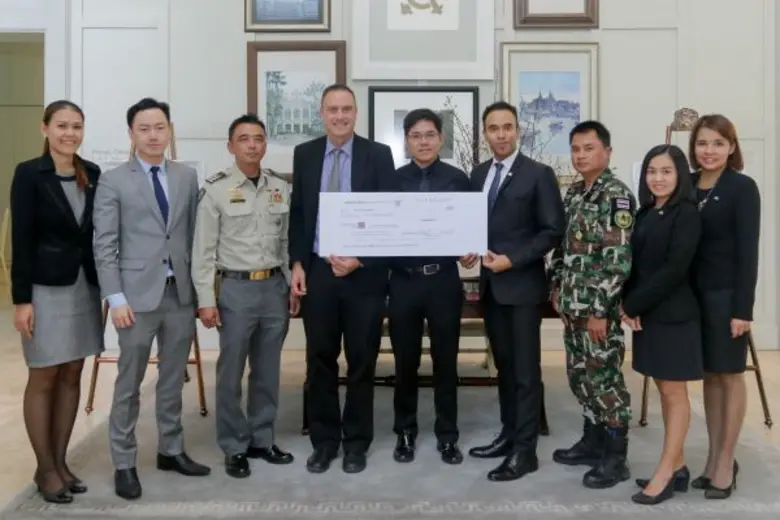 มร.สุขมาล มอนดอล (ที่สี่จากขวา) ผู้จัดการ...