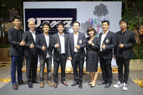 เปิดงานสถาปนิก’60 อย่างเป็นทางการ พร้อมโชว์นวัตกรรมเกี่ยวกับบ้านหลากหลายมิติ ผ่านการจัดนิทรรศการ, งานสัมมนา และบูธแสดงสินค้าทั้งจากผู้ผลิตของไทยและต่างประเทศร่วม 850 ราย พิเศษสุดภายในงานจะแจกกล้าไม้ให้กับผู้เข้าชมงานทุกวันๆละ 900 ต้น หวังคืนพื้นที่สีเ