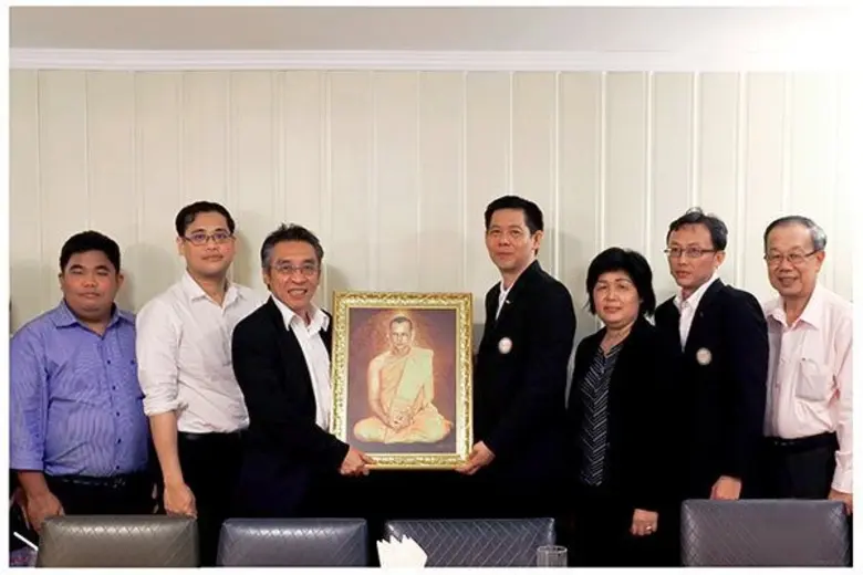 ดร.วิริยะ ลิขิตวงศ์ (ที่ 4 จากขวา) นายกสม...