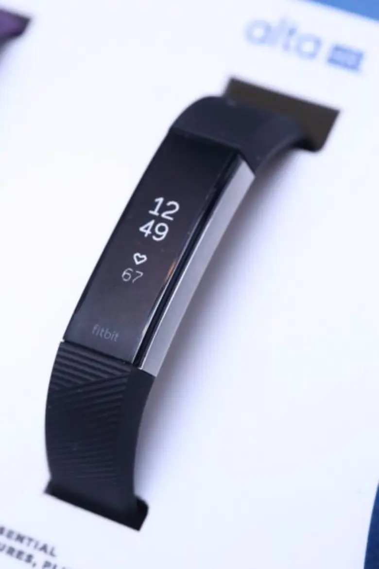 Fitbit Alta HR สายรัดข้อมือฟิตเนสรุ่นเพรียวบางที่สุดในโลกจากฟิตบิท ด้วยฟังก์ชั่นวัดอัตราการเต้นของหัวใจต่อเนื่อง พร้อมวางจำหน่ายแล้วทั่วประเทศ