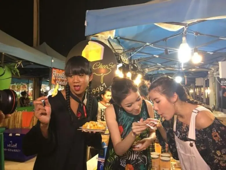 ทีวีไกด์: รายการ “#TEAMGIRL” “เอสเธอร์-มุก-เจนนี่” พาช้อปชิลๆ “ตลาดนีออน” จัด 5 ร้านฮอตฮิตชวนชิม!!!