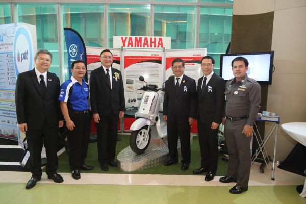 นายสมเกียรติ พูลขวัญ (คนที่ 2 จากขวา) รอง...