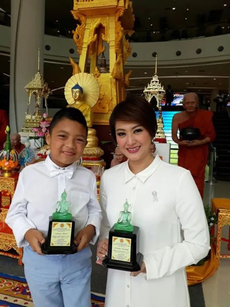 'เจ็ม ชมพูนุช – น้องภูมิ ไมค์ทองคำเด็ก’ ปลื้ม ได้รับรางวัลทูตพระพุทธศาสนาวิสาขบูชาโลก2560
