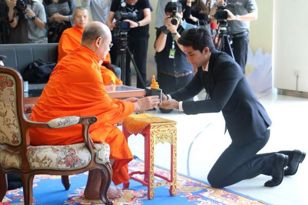 สุดปลื้ม “แจ๊ค จักรพันธ์ – โซ่ ธัชพล” จากละคร “ที่หนี้มีรัก” ทางช่อง 3เข้ารับรางวัลทูตพระพุทธศาสนาวิสาขบูชาโลก 2560