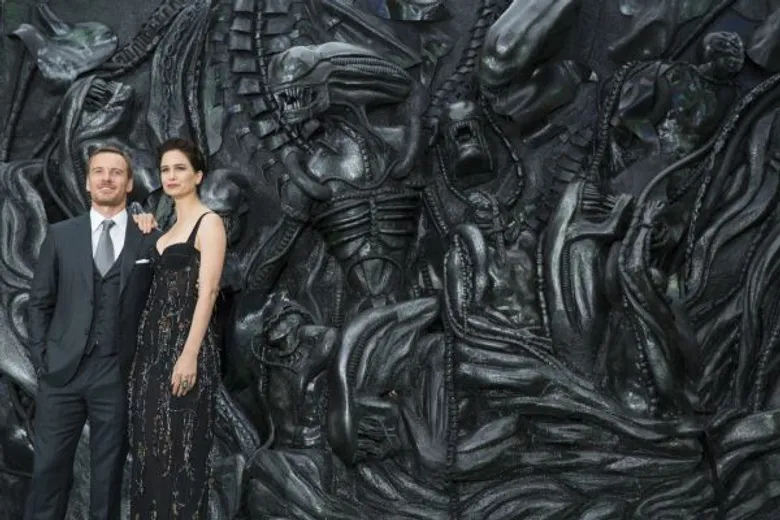 Movie Guide: ริดลีย์ สก็อตต์ นำทีมพาเหล่านักแสดงร่วมงาน Alien: Covenant World Premiere ที่ประเทศอังกฤษ