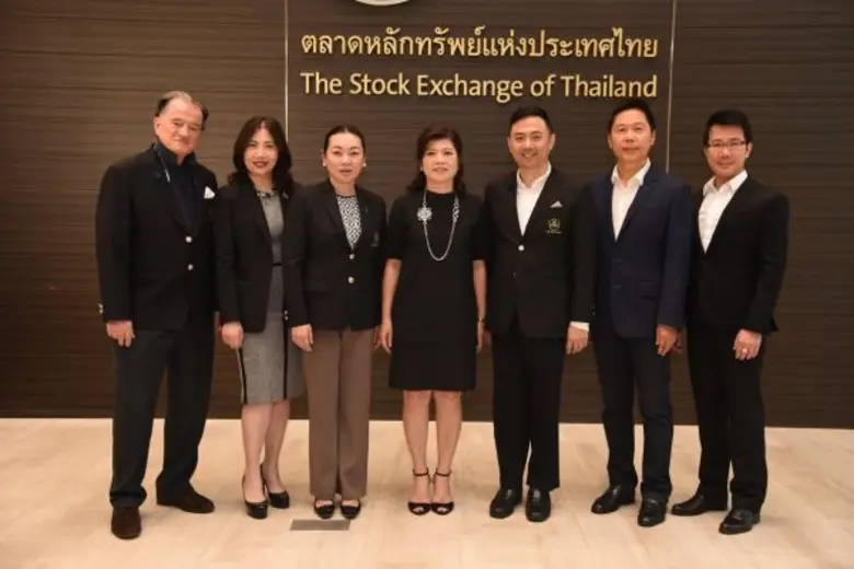 เกศรา มัญชุศรี (คนกลาง) กรรมการและผู้จัดก...