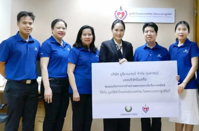 วิชัย มหัตเดชกุล (ที่ 5 จากซ้าย) ผู้ช่วยก...
