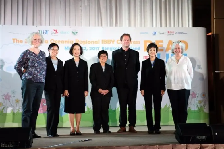 ดร.ทัศนัย วงศ์พิเศษกุล (ยืนกลาง) ที่ปรึกษ...