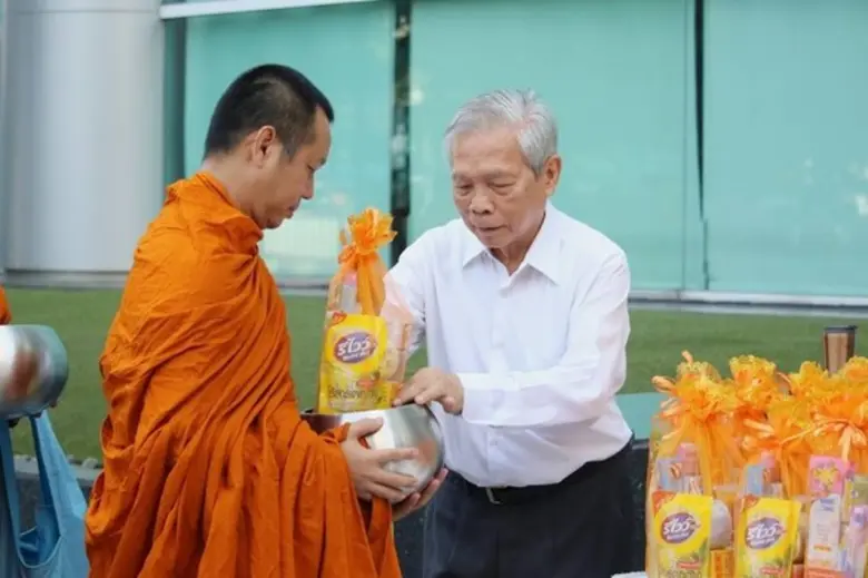 SPU : นายกสภา ม.ศรีปทุม นำคณะผู้บริหาร คณาจารย์ บุคลากร นักศึกษาและพุทธศาสนิกชน ร่วมทำบุญตักบาตร วันวิสาขบูชา”60