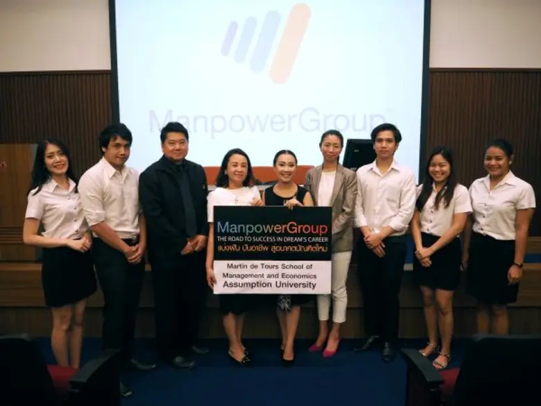 นางสาวสุธิดา กาญจนกันติกุล (คนกลาง) ผู้จั...
