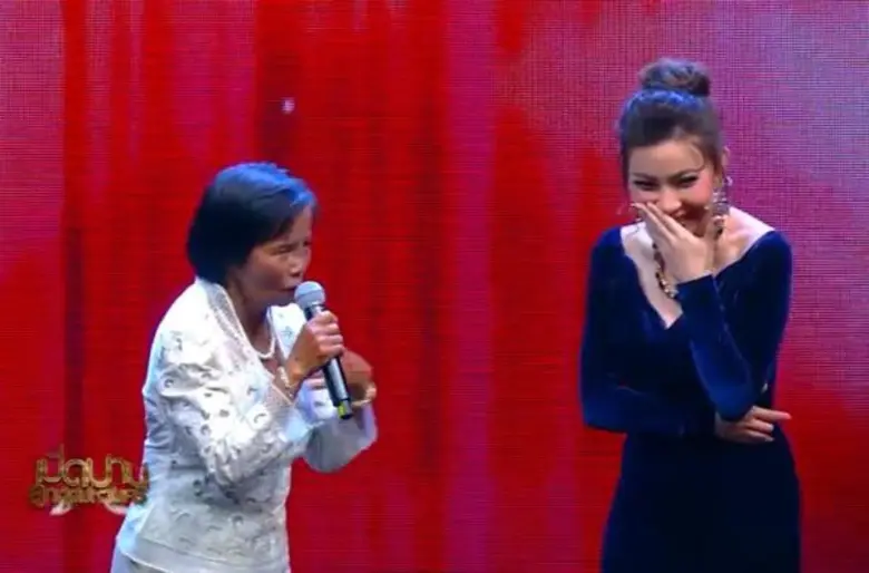 ทีวีไกด์: รายการ "เปิดม่านลูกทุ่งมหานคร" เมื่อ “ต้นหอม” สายฮา ต้องประชันมุกตลก กับ “ป้าดิน” ชาวนาสุพรรณ จะเกิดอะไรขึ้นในรายการ “เปิดม่านลูกทุ่งมหานคร”