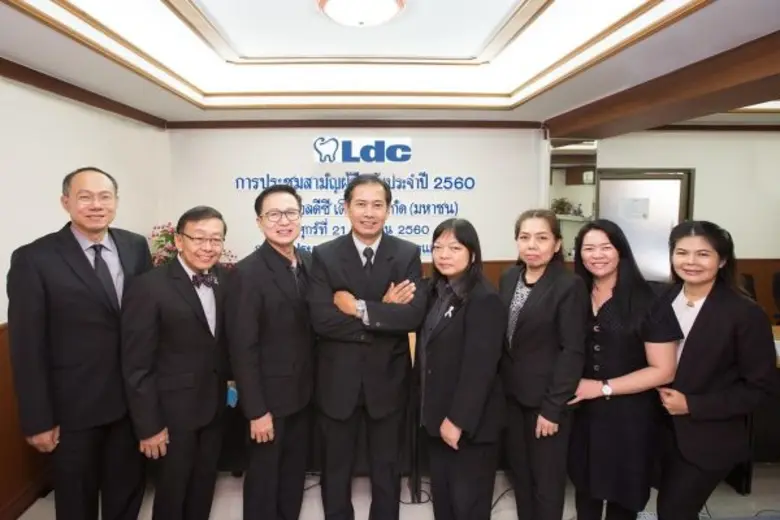 รศ.ทพ.ดร.ชัยวัฒน์ มณีนุษย์ฒ (ที่ 4 จากซ้า...