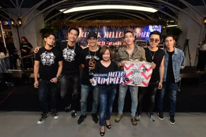 โตโน่.. ขอวางปืน 'มาจับไมค์ที่ถนัด ในคอนเสริ์ตเฮลโหลซัมเมอร์  ให้แฟนคลับได้สะใจคลายร้อน ฟินต์ !!! กรี๊ดกันสนั่นศูนย์การค้า เอ็มบีเค เซ็นเตอร์