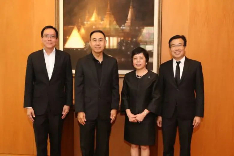 ดร.วโรทัย โกศลพิศิษฐ์กุล (ซ้ายสุด) และนาย...