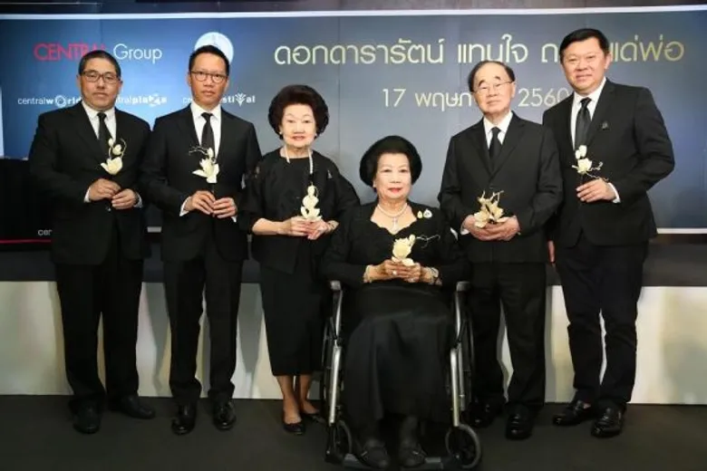 กลุ่มเซ็นทรัล เชิญชวนประชาชนทั่วไทยร่วมน้อมใจประดิษฐ์ดอกไม้จันทน์ “ดอกดารารัตน์” ดอกไม้แทนความรัก ถวายในหลวงรัชกาลที่ ๙ ตั้งแต่ ๑๗ พ.ค.นี้