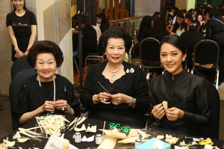 กลุ่มเซ็นทรัล เชิญชวนประชาชนทั่วไทยร่วมน้อมใจประดิษฐ์ดอกไม้จันทน์ “ดอกดารารัตน์” ดอกไม้แทนความรัก ถวายในหลวงรัชกาลที่ ๙ ตั้งแต่ ๑๗ พ.ค.นี้