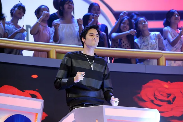 ทีวีไกด์: รายการ "Singer Auction เสียงนี้มีราคา" “บอม – ธนิน” ไม่นิ่งแล้ว!!! ถูกจริต “สาววัยมัธยม” กำเงินทุ่มเปย์ไม่อั้น