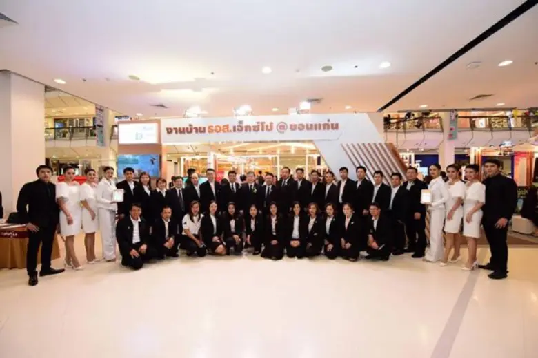 นายสุรชัย ดนัยตั้งตระกูล ประธานกรรมการธนาคาร และนาย...