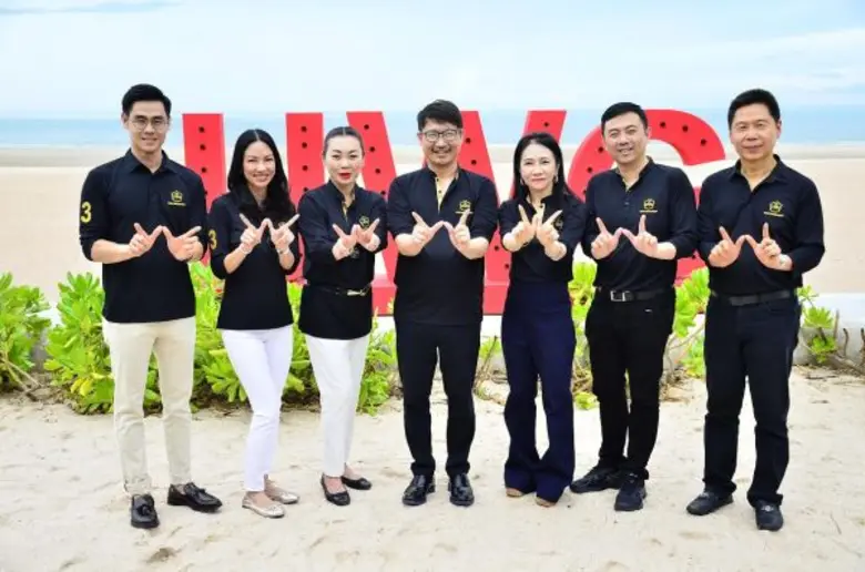 ชัชวาลย์ เจียรวนนท์ (คนกลาง) ประธานกรรมกา...