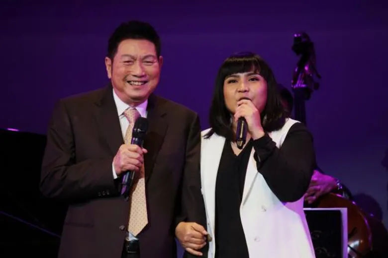 โชว์มินิคอนเสิร์ตกลางงานแถลงข่าวเรียกน้ำย่อยกันก่อนใคร ชรินทร์ อิน คอนเสิร์ต หมายเลข 16 'จากฟากฟ้าสุราลัย สู่แดนดิน’