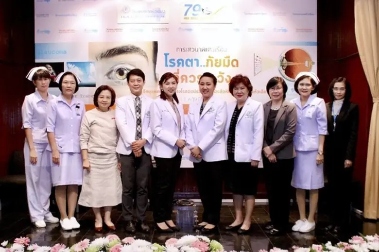 พญ.เบญจมาศ วณีสอน (ที่ 4 จากขวา) ผู้อำนวย...
