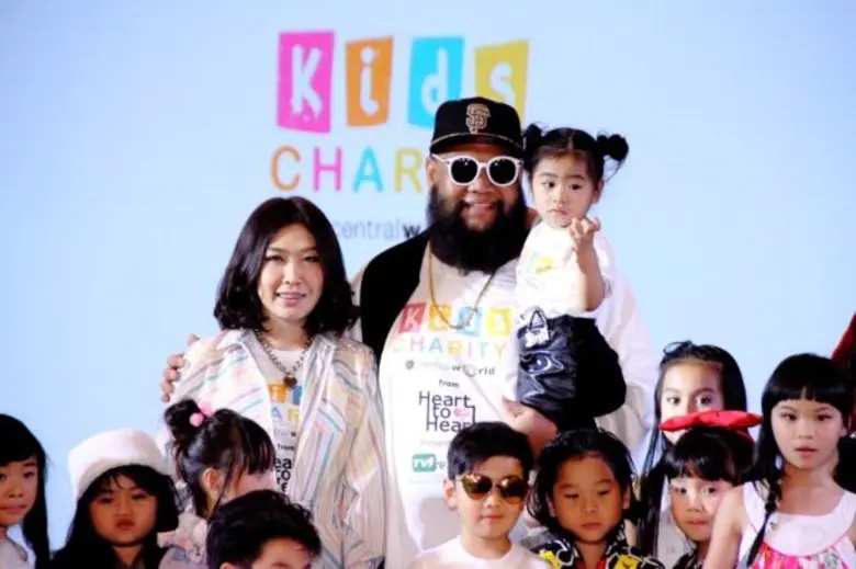 ทีวี ธันเดอร์ ชวน กอล์ฟ ฟักกลิ้งฮีโร่ พาน้องชูใจขึ้นเวที เดินแบบการกุศล