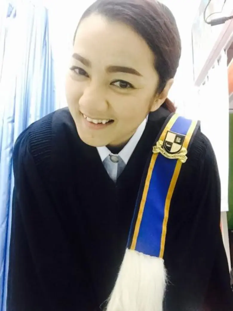 "..เห็นเสื้อครุยอยู่ราง ราง อยากไปถึงฝั่ง...