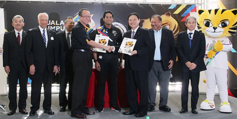 มร.คะโอะรุ คุระชิมะ (ที่ 3 จากขวา) รองกรร...