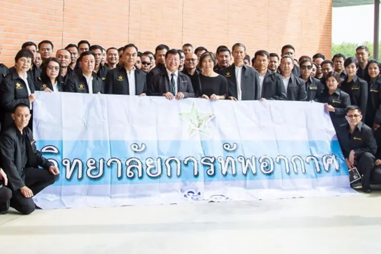 นางณัฏ โล่ห์สุวรรณ (ที่ 6 จากซ้าย) ผู้ช่ว...