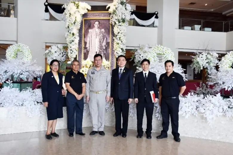 ท่านนายแพทย์สุขุม กาญจนพิมาย อธิบดีกรมวิท...