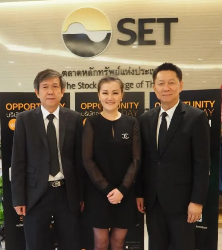 นางสาวสุกัญญา สุขเจริญไกรศรี (กลาง) ประธา...