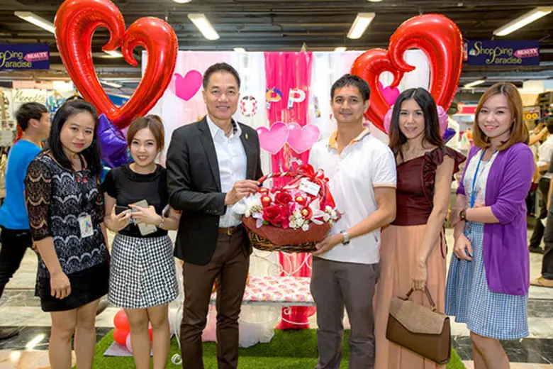 นายธนายุทธ ธีรยาธนกุล (ที่ 3 จากขวา) ผู้จ...