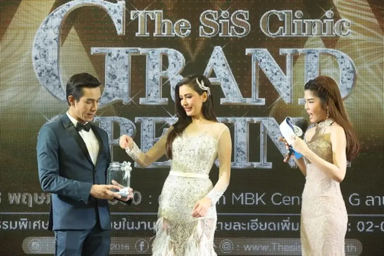 “ศรีริต้า เจนเซ่นส์” พร้อมเหล่าคนดัง ร่วมยินดี The Sis Clinic กับสองผู้บริหารหนุ่ม... เปิดสาขาใหม่ใจกลางกรุง MBK Center