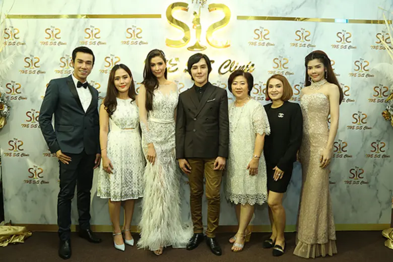 “ศรีริต้า เจนเซ่นส์” พร้อมเหล่าคนดัง ร่วมยินดี The Sis Clinic กับสองผู้บริหารหนุ่ม... เปิดสาขาใหม่ใจกลางกรุง MBK Center