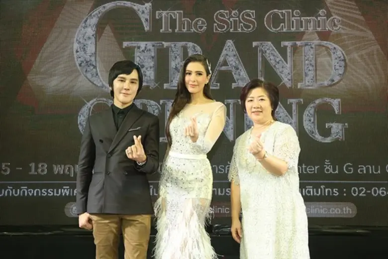 “ศรีริต้า เจนเซ่นส์” พร้อมเหล่าคนดัง ร่วมยินดี The Sis Clinic กับสองผู้บริหารหนุ่ม... เปิดสาขาใหม่ใจกลางกรุง MBK Center