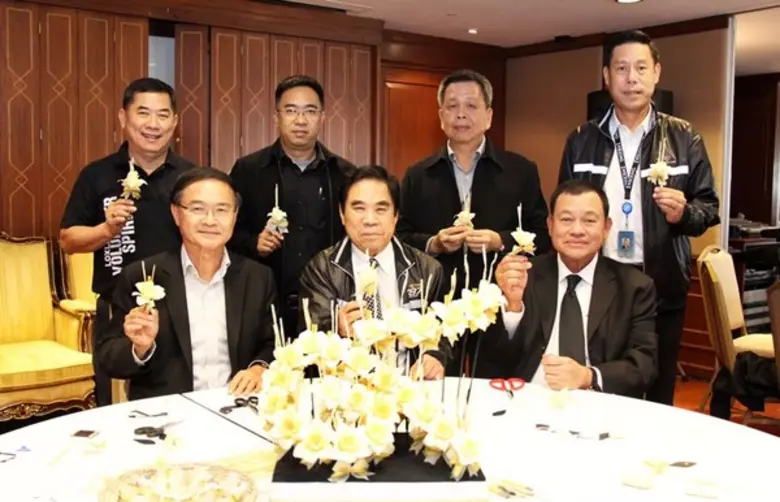 ธงชัย ล่ำซำ ประธานกรรมการบริหาร (นั่งกลาง...
